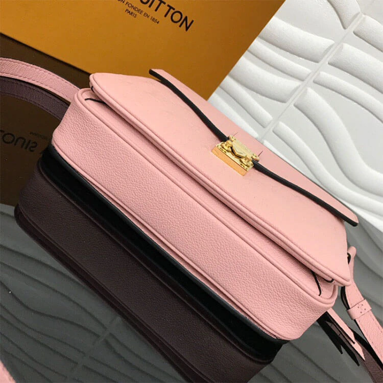 MoistureWicking LV Pochette Metis Handbag 821