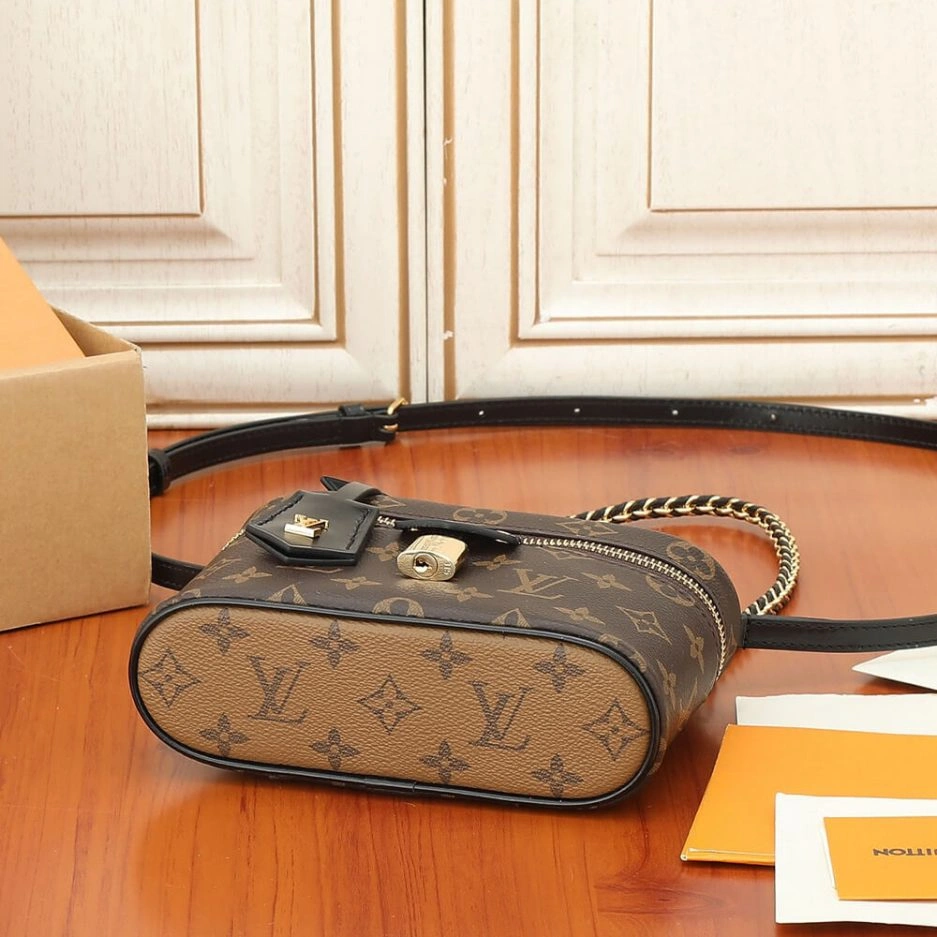 LV Vanity Chain Pouch Supportive 170