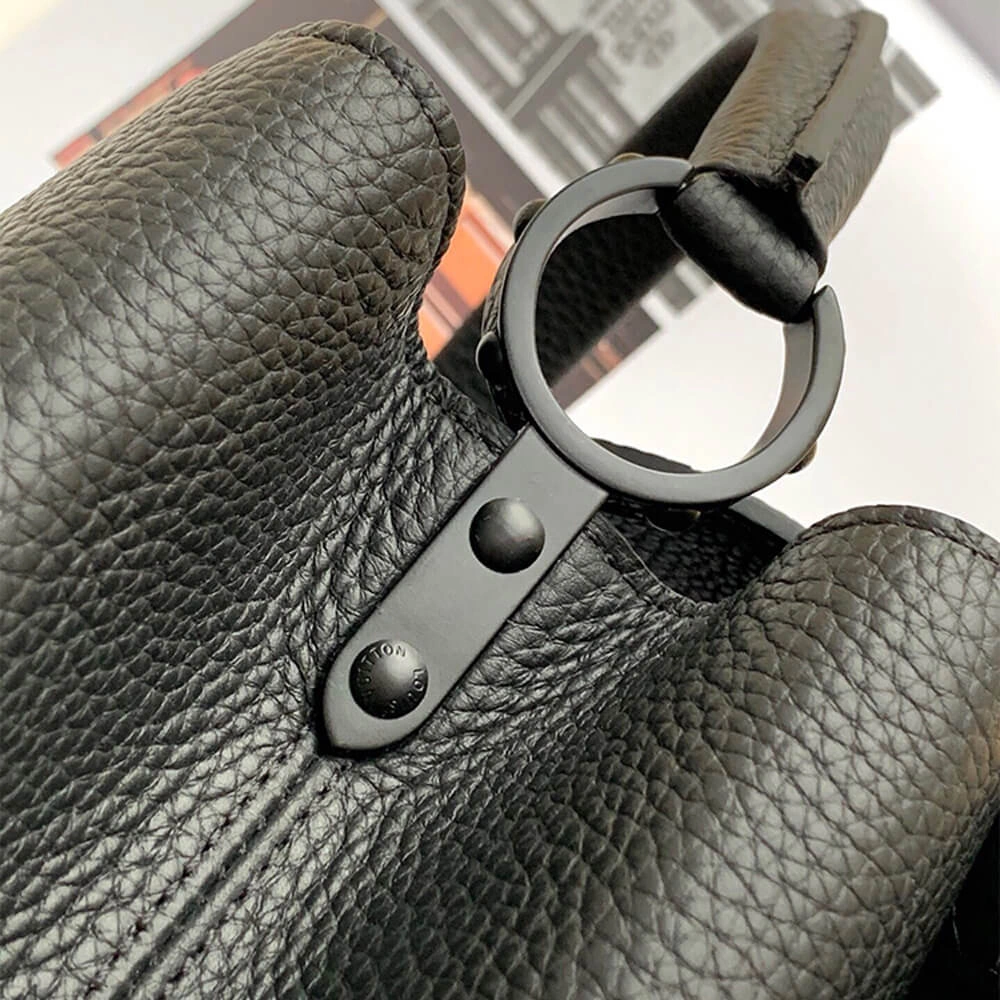 Lightweight Louis Vuitton CAPUCINES MM 625