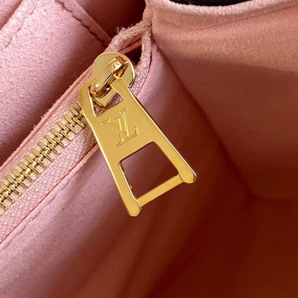 Sophisticated Louis Vuitton Lockme Shopper Bag 639
