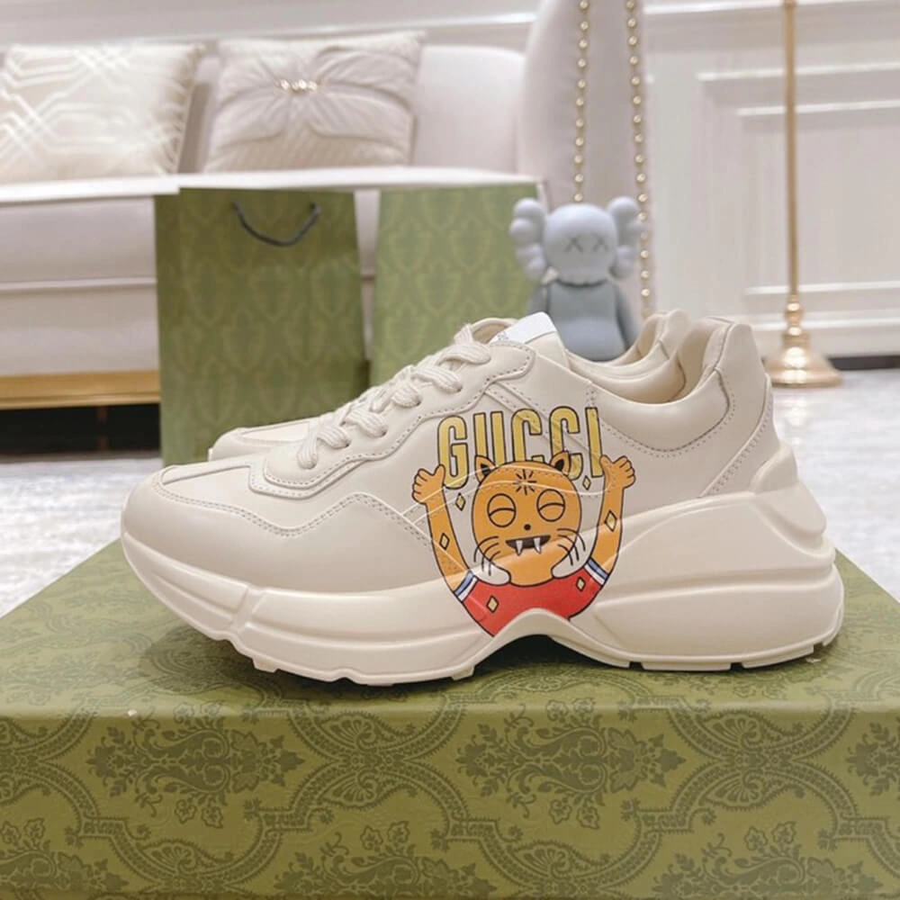 Packable Rhyton sneaker with cat print 54