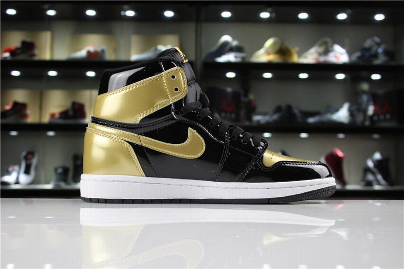 Air Jordan 1 Gold Toe-01