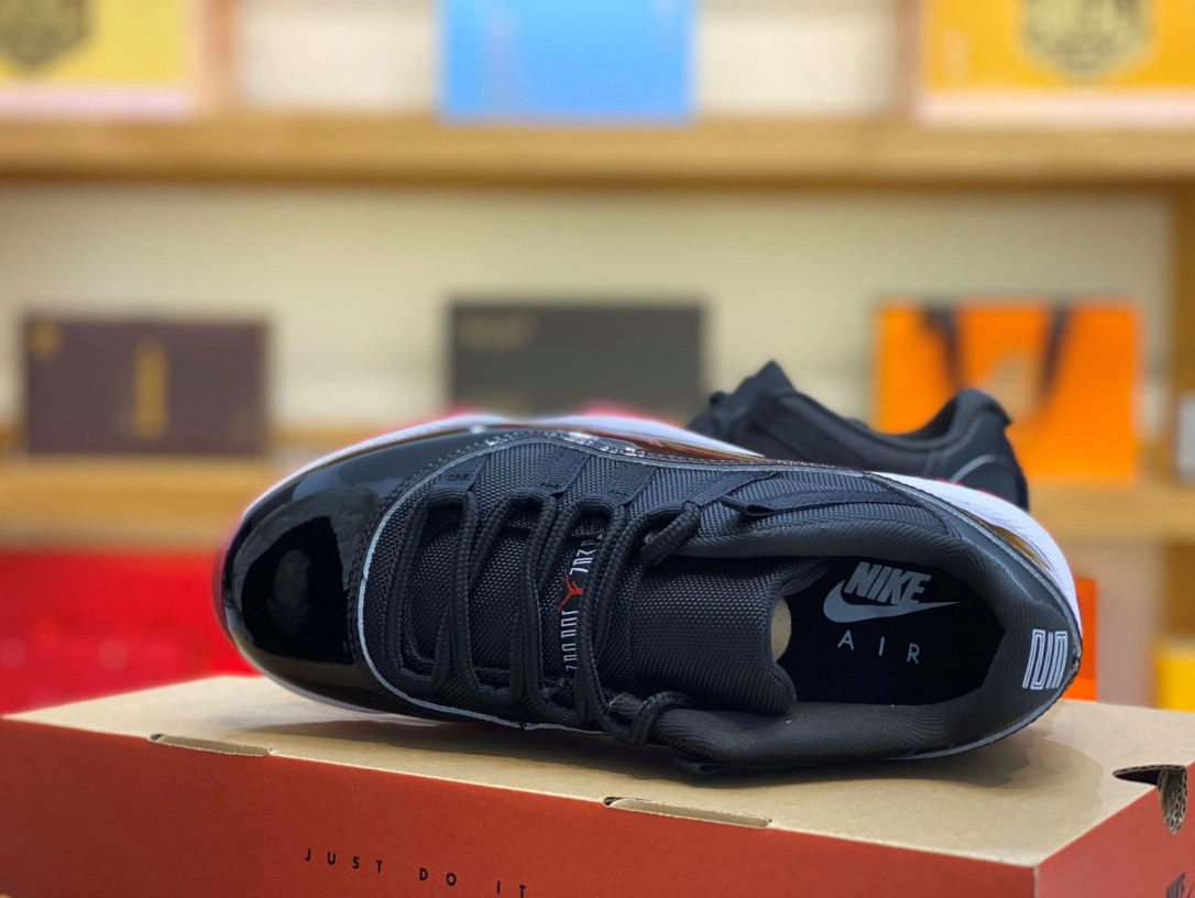 Air Jordan 11 Retro Low Bred 2025