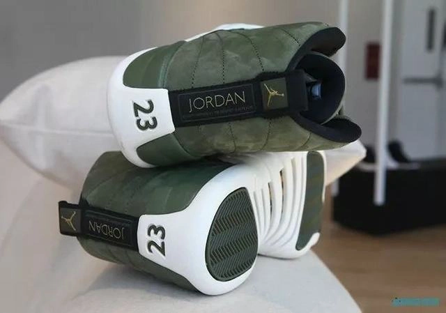 Air Jordan 12 Graduation Pack-01