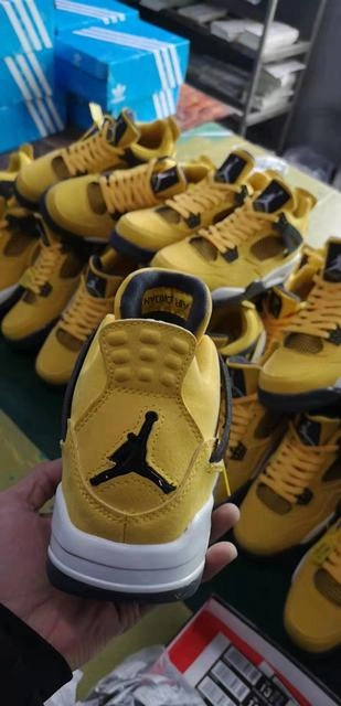 Air Jordan 4 Retro Black Yellow-01