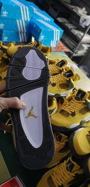 Air Jordan 4 Retro Black Yellow-01