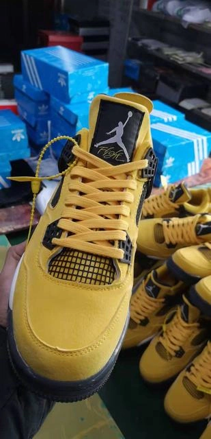 Air Jordan 4 Retro Black Yellow-01