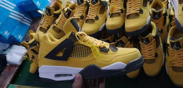 Air Jordan 4 Retro Black Yellow-01