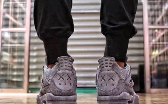 Air Jordan 4 Retro X KAWS-1