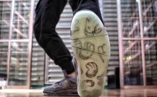 Air Jordan 4 Retro X KAWS-1
