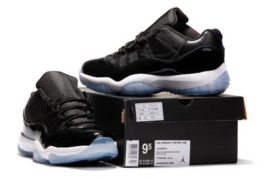 Air Jordan Retro 11 (XI) Low Black White