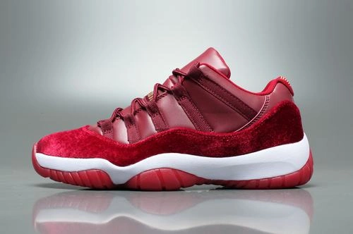 Air jordan velvet low “NIGHT MAROON”
