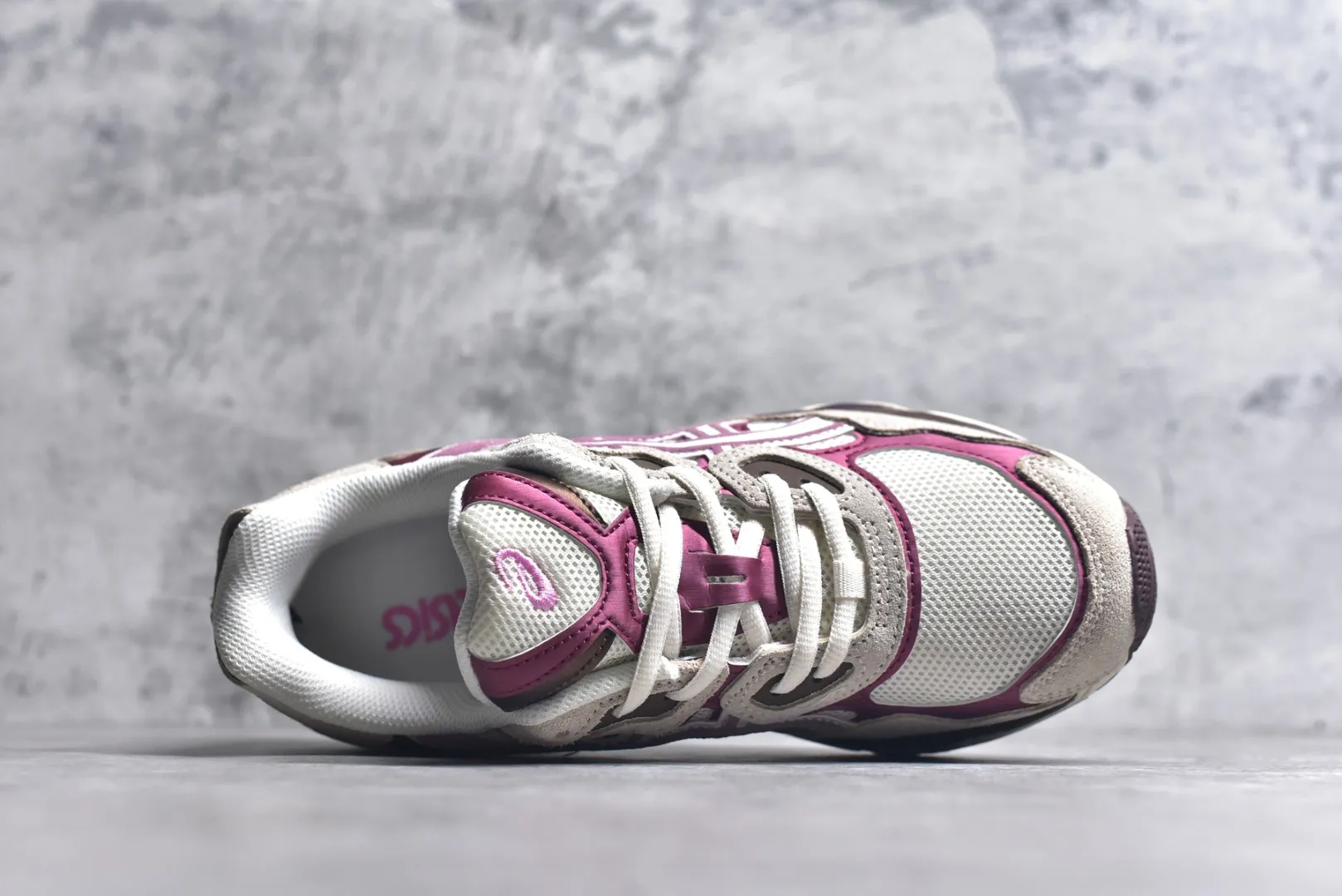 UrbanStyle ASICS GEL-NYC Beige Purple Replica Sneakers – High Quality ASICS Running Replicas 647