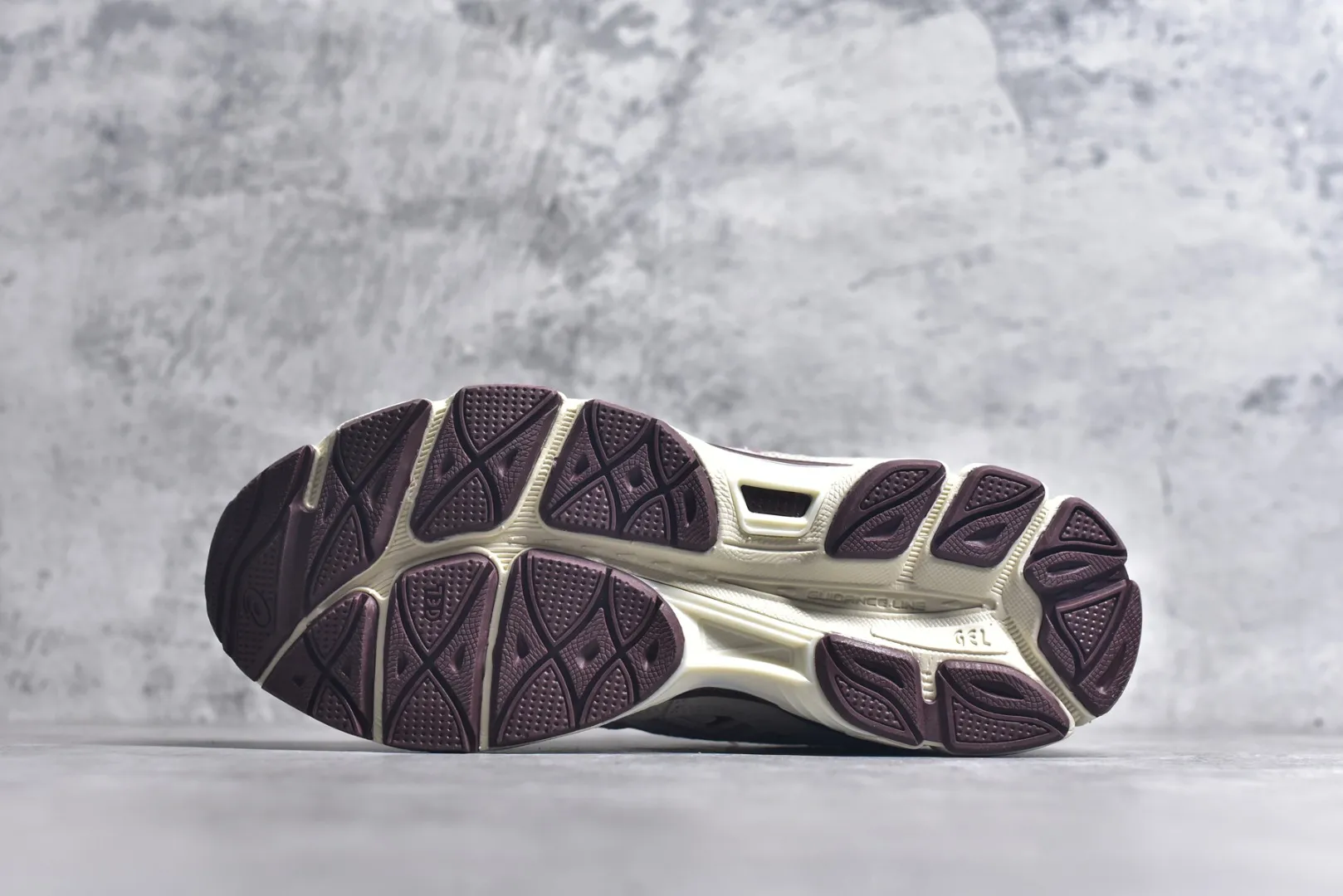 UrbanStyle ASICS GEL-NYC Beige Purple Replica Sneakers – High Quality ASICS Running Replicas 647