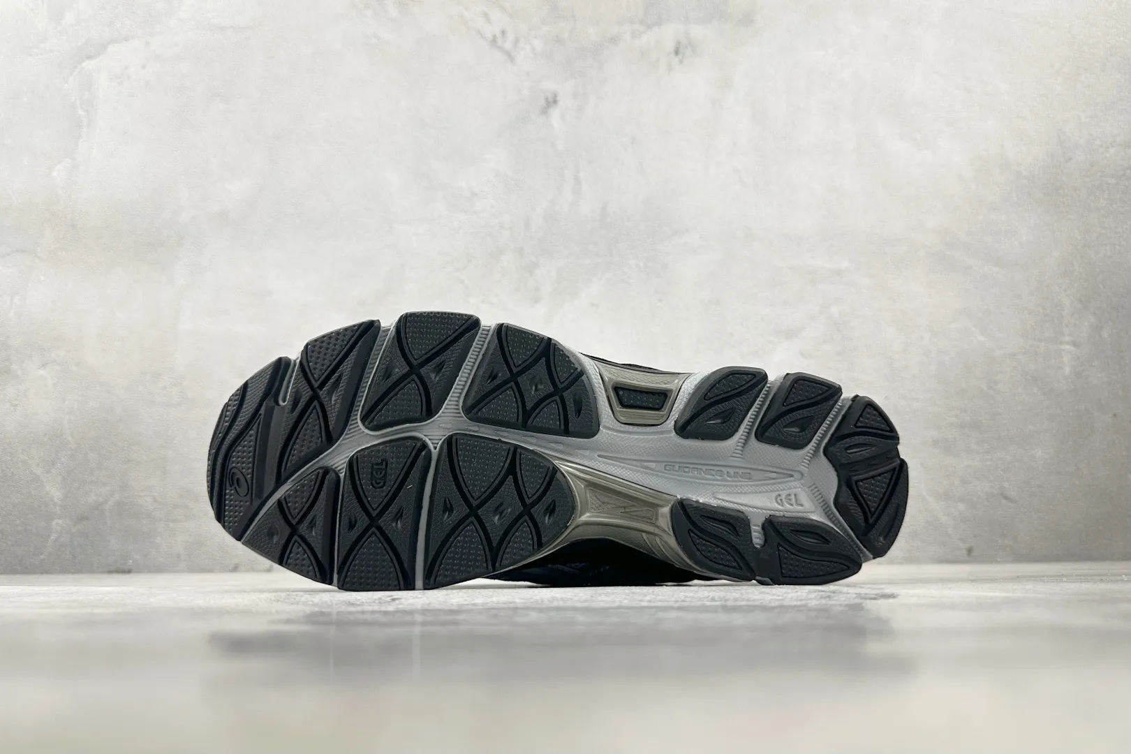ASICS GEL-NYC Grey Black Replica Sneakers – High Quality ASICS Running Replicas Supportive 684