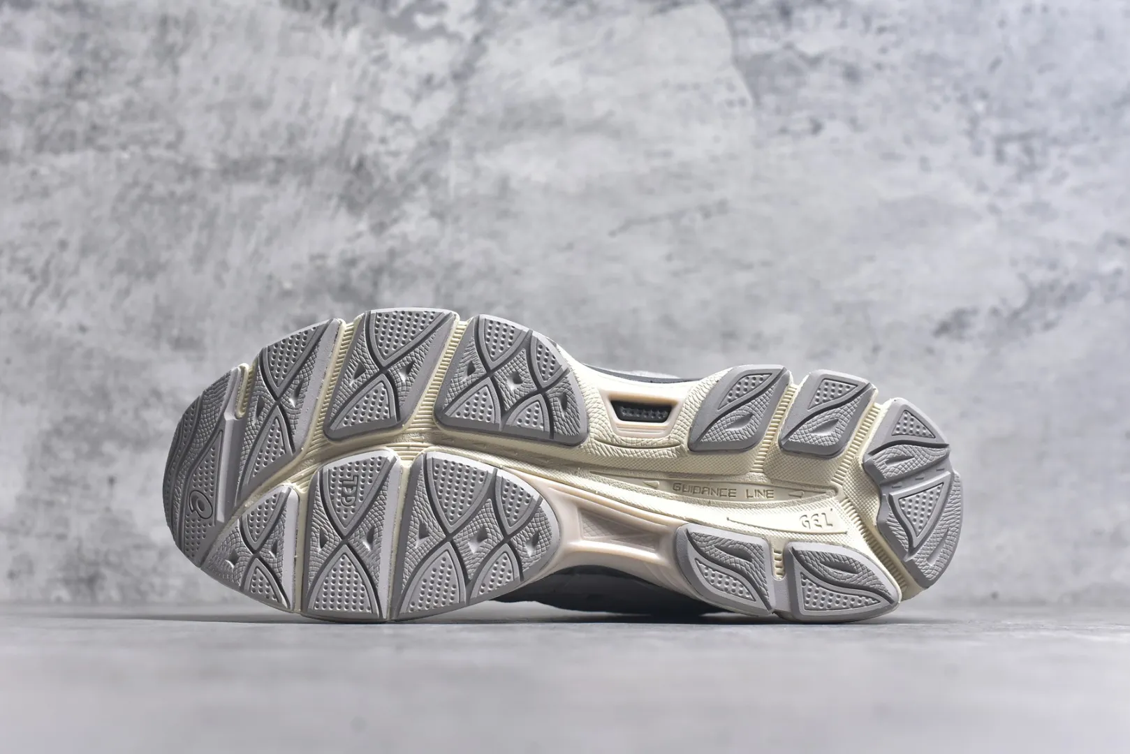 ASICS GEL-NYC Grey White Replica Sneakers –  Rep Shoes & High Quality ASICS Running Replicas Versatile 673