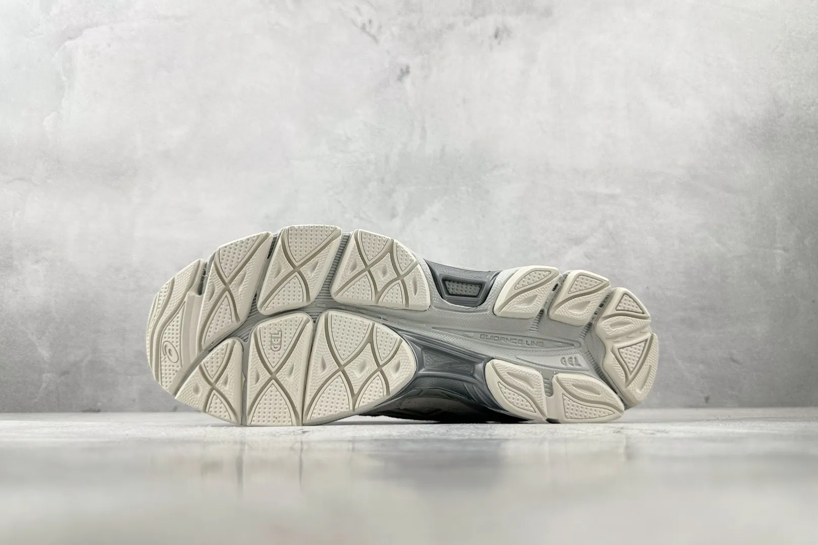 WaterResistant ASICS GEL-NYC Light Grey Replica Sneakers with High Quality Rep Shoes Design 687