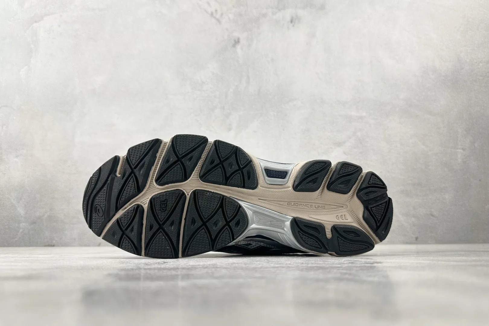 ASICS GEL-NYC Silver Navy Replica Sneakers – High Quality ASICS Running Replicas UrbanStyle 675