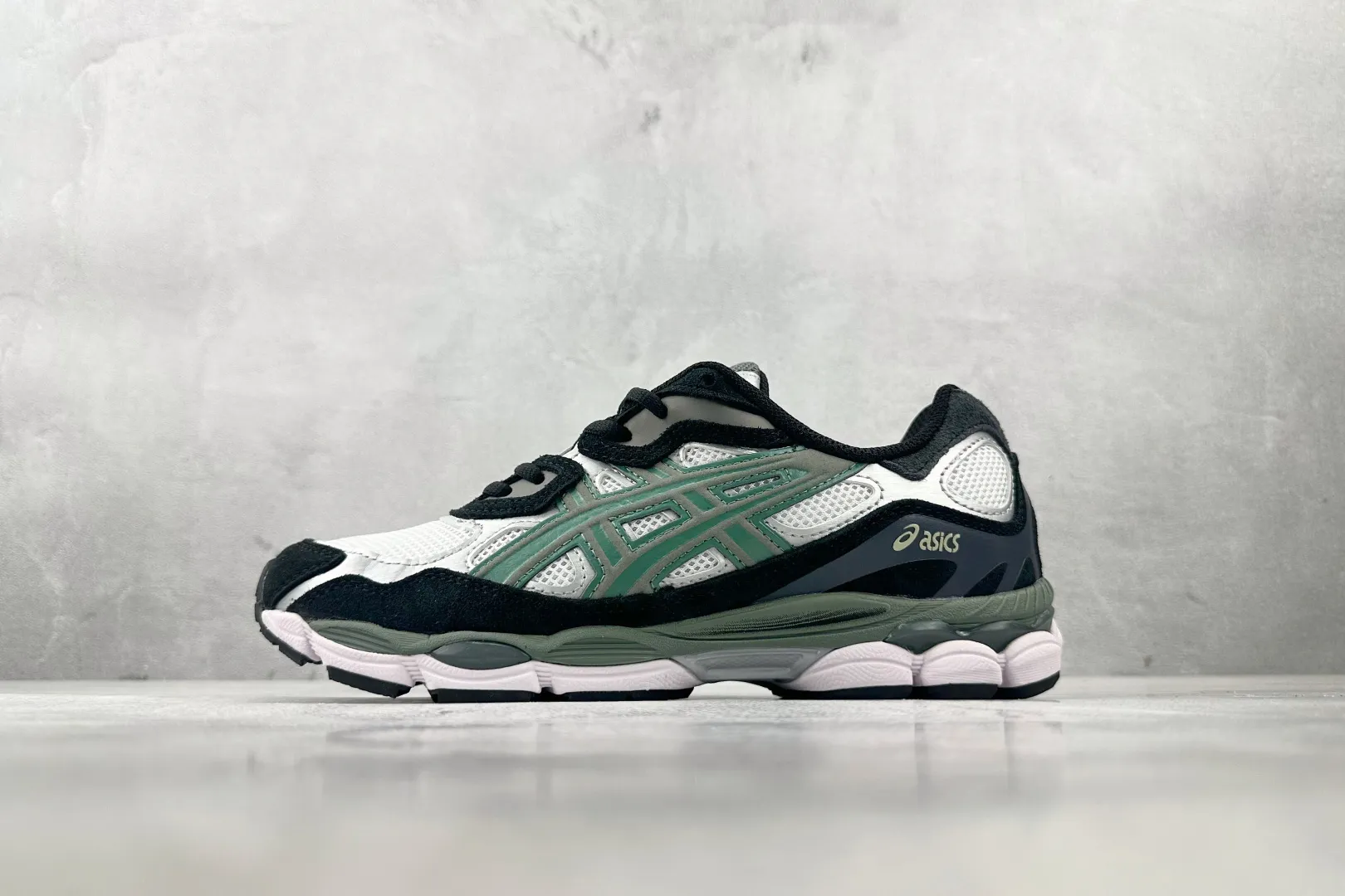 Flexible ASICS GEL-NYC White Black Green Replica Sneakers – High Quality ASICS Running Rep Shoes 685