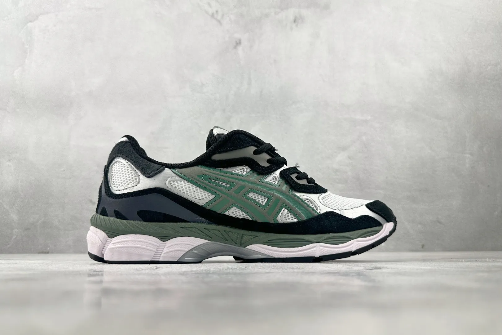 Flexible ASICS GEL-NYC White Black Green Replica Sneakers – High Quality ASICS Running Rep Shoes 685