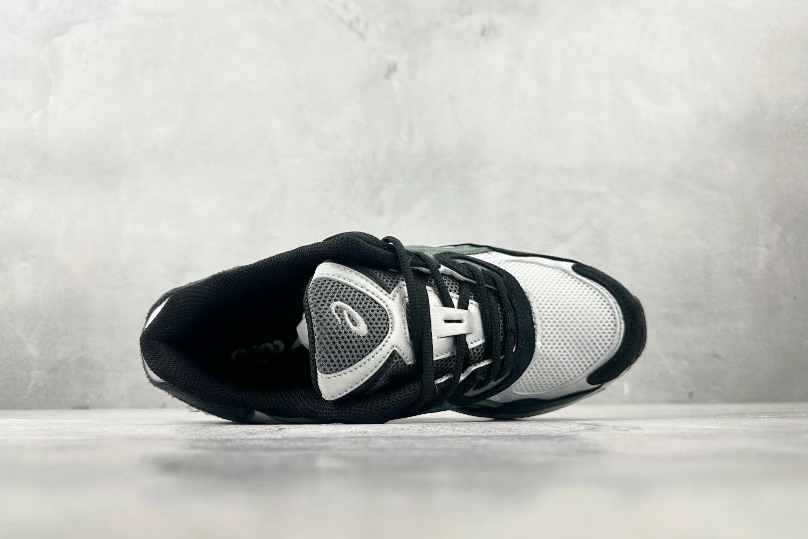 Flexible ASICS GEL-NYC White Black Green Replica Sneakers – High Quality ASICS Running Rep Shoes 685
