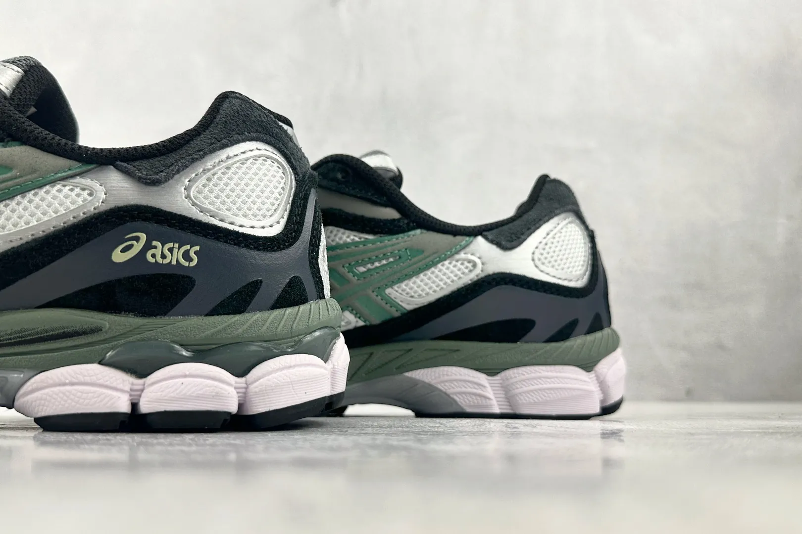 Flexible ASICS GEL-NYC White Black Green Replica Sneakers – High Quality ASICS Running Rep Shoes 685