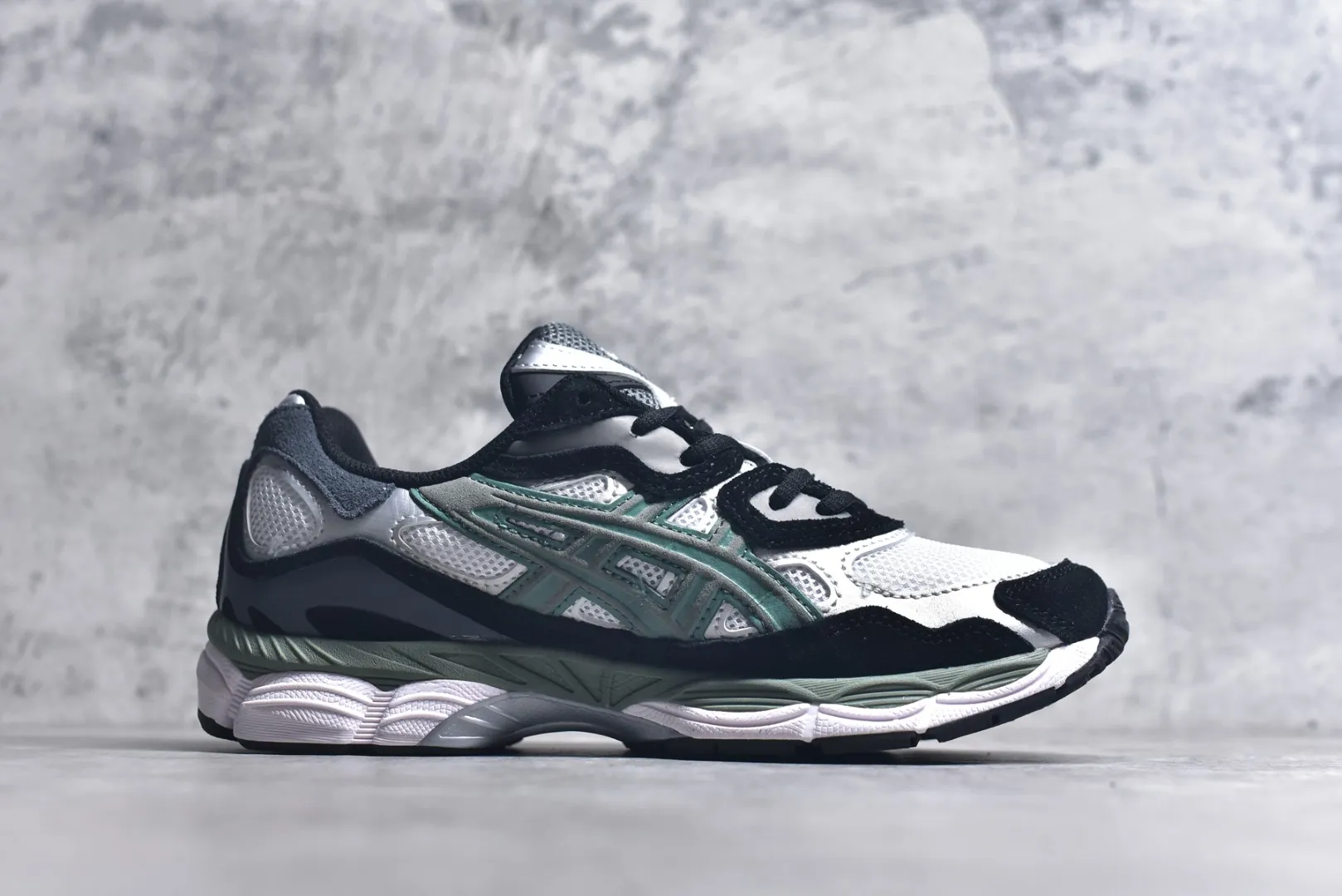 ASICS GEL-NYC White Black Green Replica Sneakers – High Quality ASICS Running Replicas Unisex 655