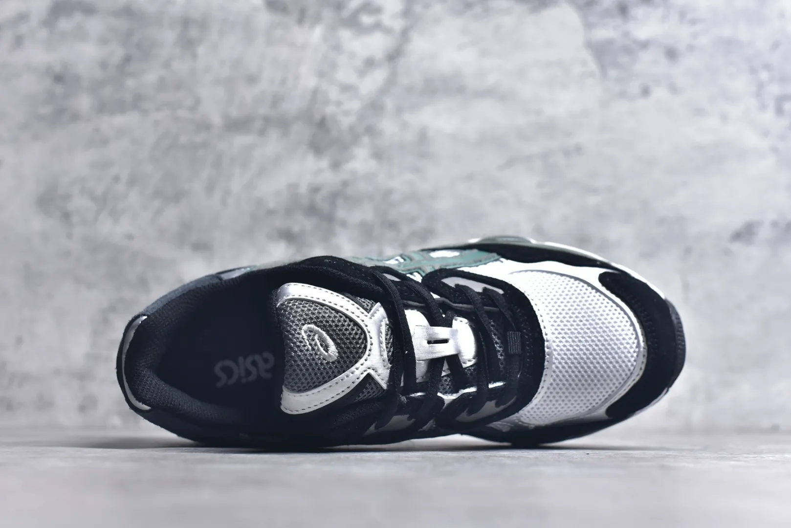 ASICS GEL-NYC White Black Green Replica Sneakers – High Quality ASICS Running Replicas Unisex 655