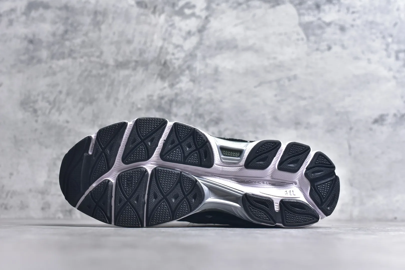 ASICS GEL-NYC White Black Green Replica Sneakers – High Quality ASICS Running Replicas Unisex 655