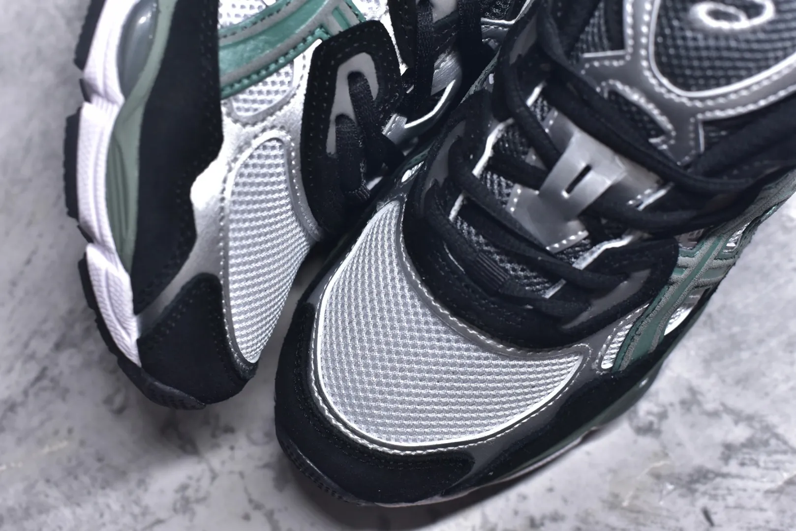 ASICS GEL-NYC White Black Green Replica Sneakers – High Quality ASICS Running Replicas Unisex 655