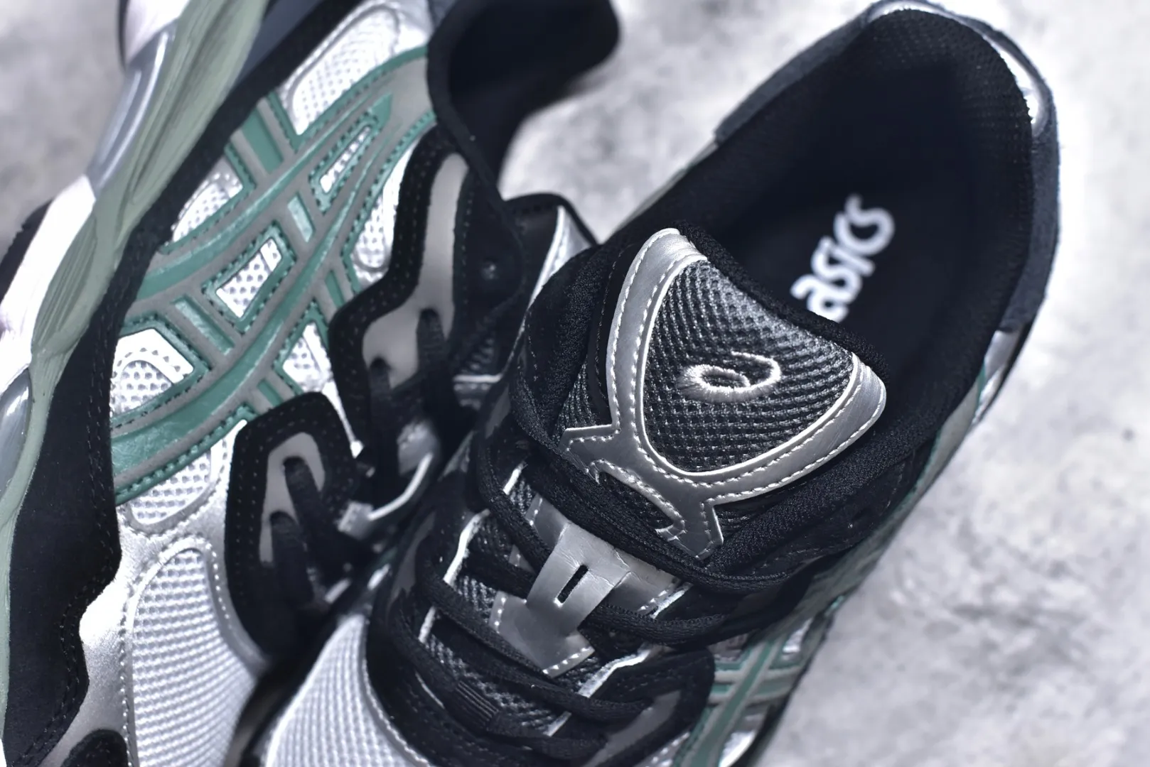 ASICS GEL-NYC White Black Green Replica Sneakers – High Quality ASICS Running Replicas Unisex 655