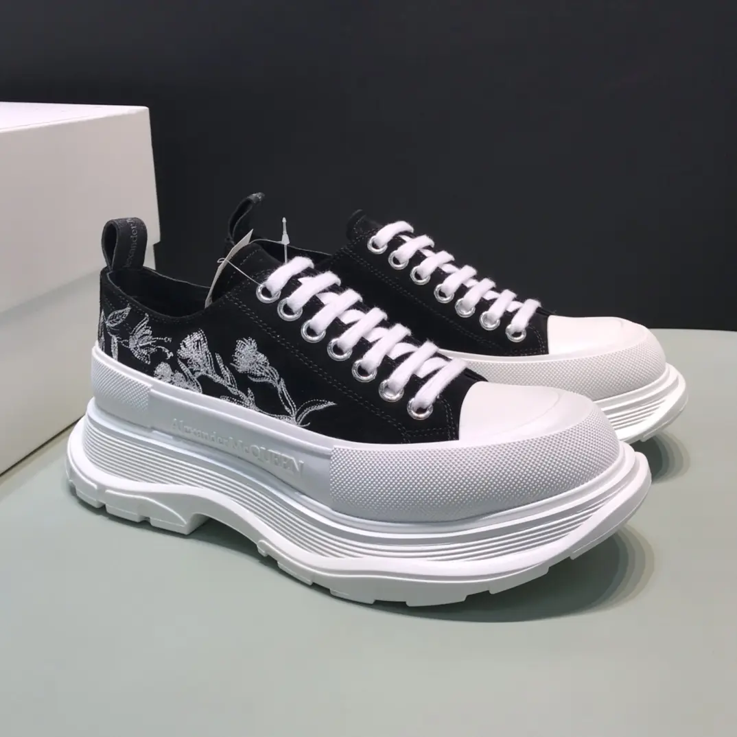 Alexander McQueen Tread Slick Low in Black – Rep Shoes & Replica Alexander McQueen Shoes Popular 3