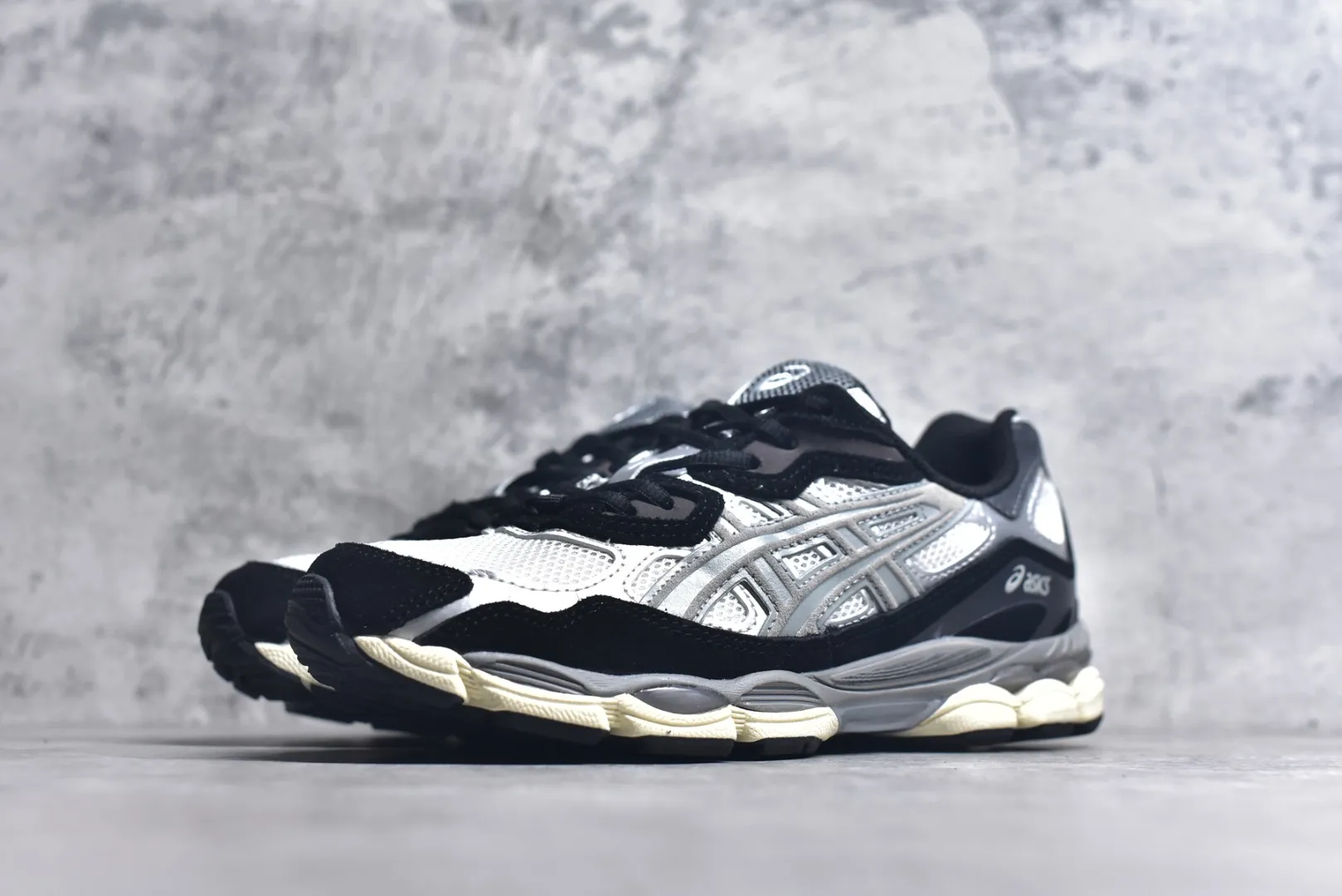 Versatile Asics GEL-NYC Silver Black Low Top Replica Sneakers – High Quality Asics Running Replicas 648