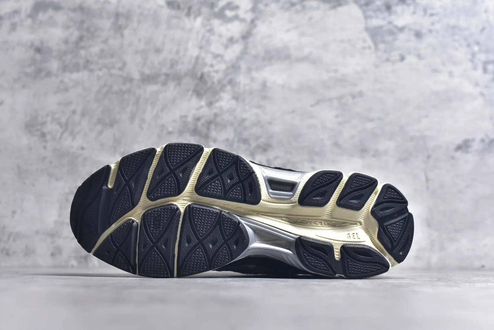 Versatile Asics GEL-NYC Silver Black Low Top Replica Sneakers – High Quality Asics Running Replicas 648