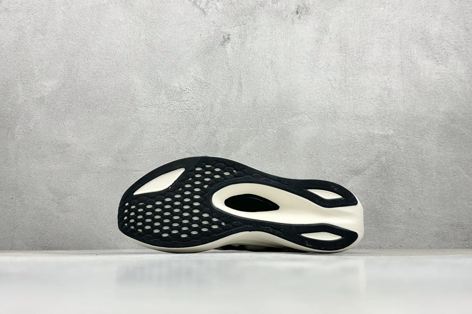 Sleek Asics Magic Speed 4 White Running Shoes – High Quality Replica Asics & 1:1 Asics Sneakers 694