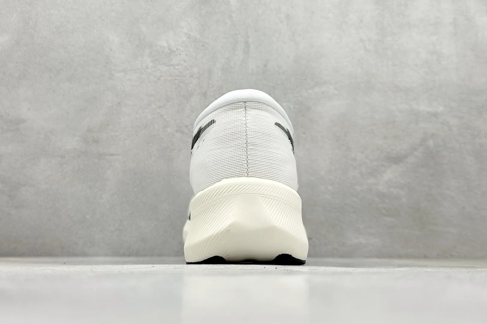 Sleek Asics Magic Speed 4 White Running Shoes – High Quality Replica Asics & 1:1 Asics Sneakers 694