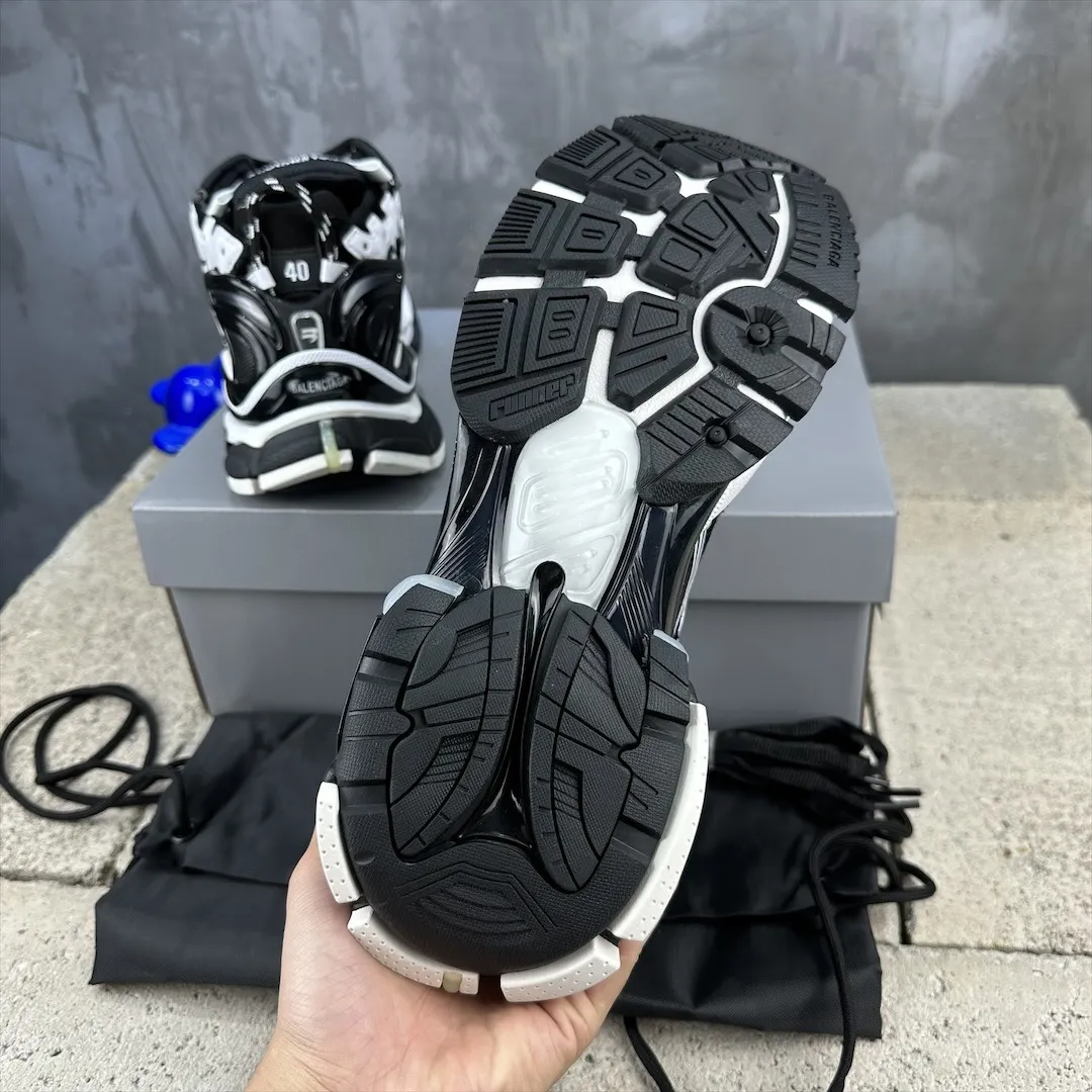 Snug Balenciaga Runner 7.5 Black White Replica Sneakers 723
