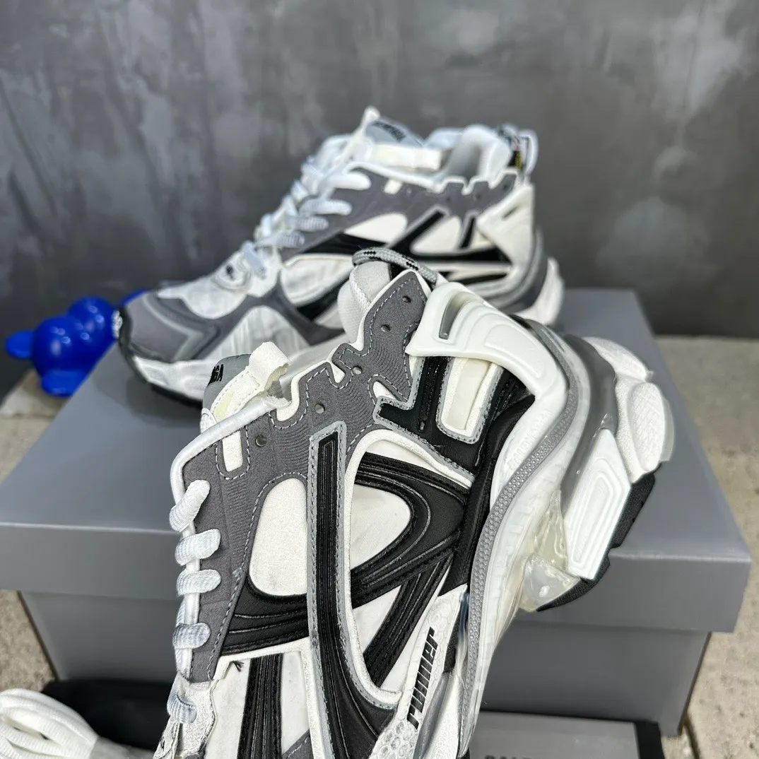 Balenciaga Runner 7.5 Grey White Replica Sneaker Practical 729