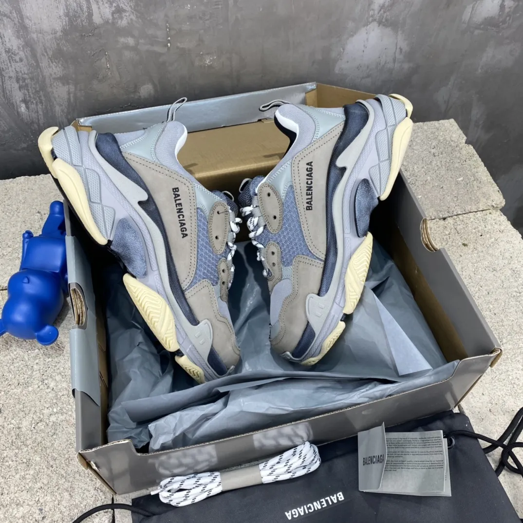 UrbanStyle Balenciaga Triple S Grey Dad Sneakers –  Replica Sneakers & Balenciaga Shoes Replica 774