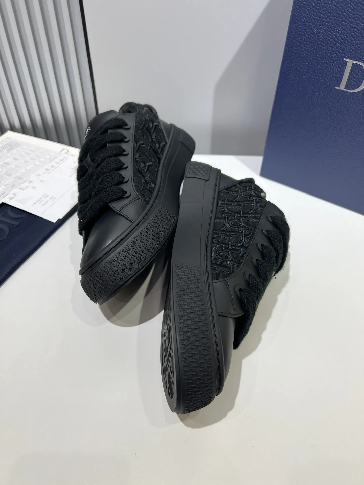 Flexible Dior B33 Black Leather Sneakers – Couples Edition,  Style with Best Replica Sneakers and Rep Shoes Design for Men and Women 40