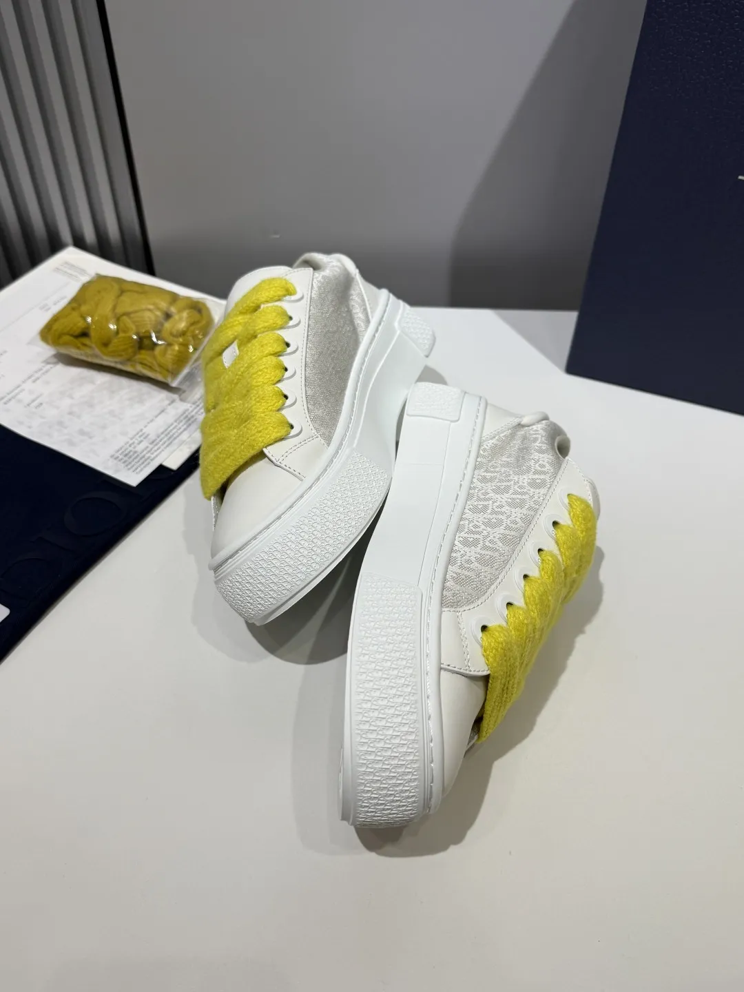 WrinkleFree Dior B33 Sneakers – White with Yellow Laces, Couples Edition, Best Rep Shoes,  Replica Dior 21