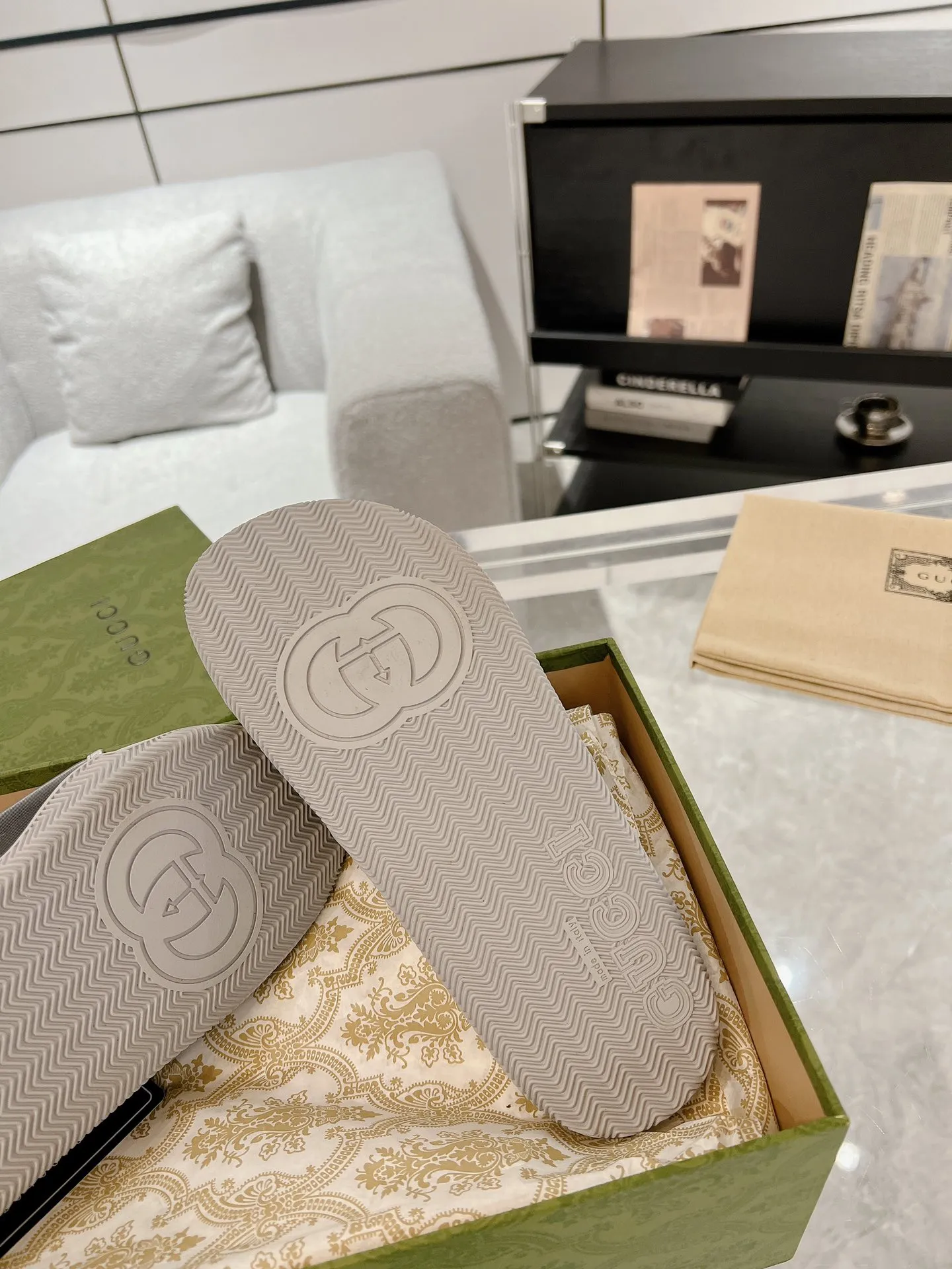 Supportive Gucci Interlocking G Slide Sandals Silver –  Rep Shoes & Replica Shoes 945