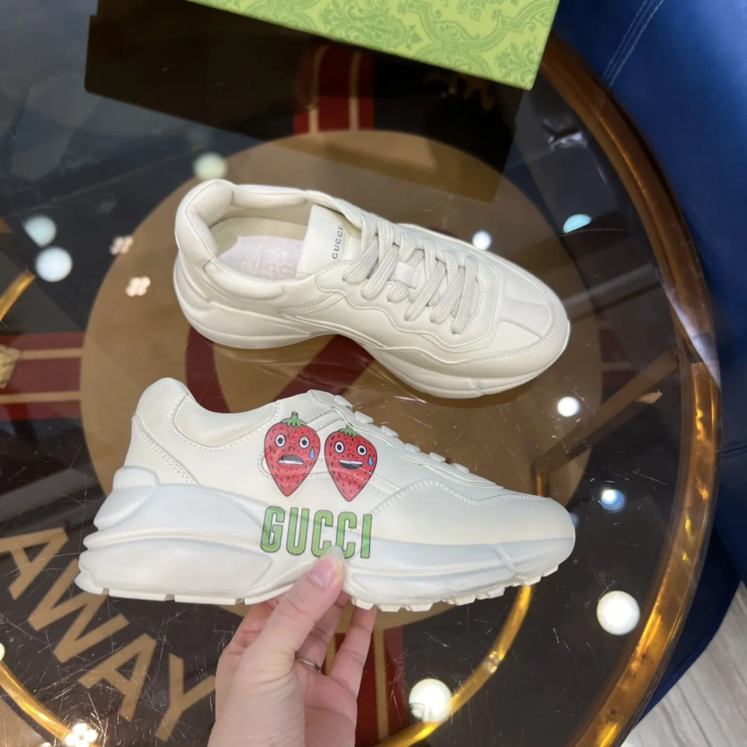 UrbanStyle Gucci Rhyton Sneakers Beige Strawberry Print –  Rep Shoes & Fake Gucci Collection 919