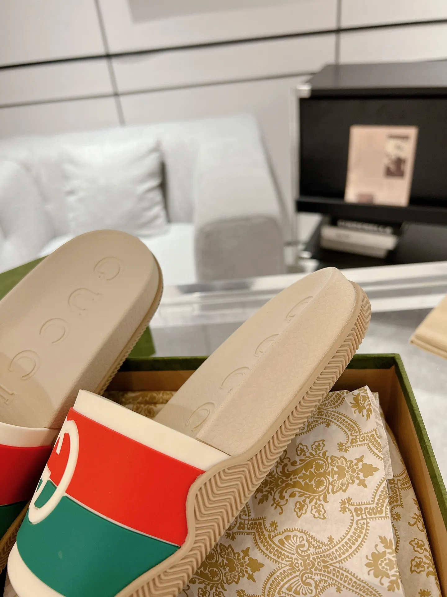 ComfortFit Gucci Slide Sandals, Beige Red Green –  Rep Shoes & Fake Gucci Slides Edition 942