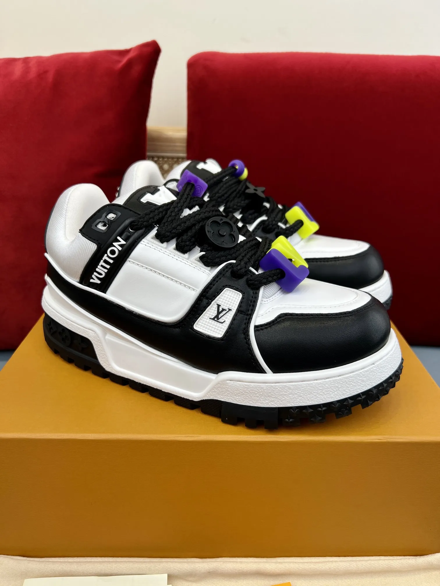 Timeless Louis Vuitton Trainer DIY Black White Replica Shoes with Rep Sneakers Style 354