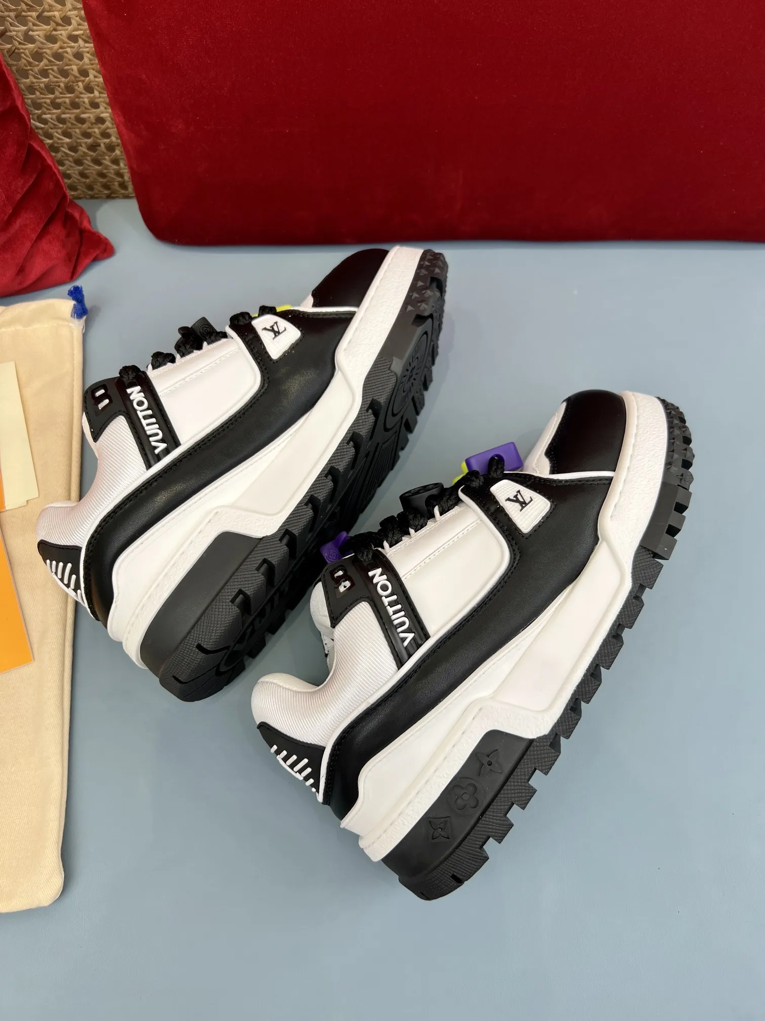 Timeless Louis Vuitton Trainer DIY Black White Replica Shoes with Rep Sneakers Style 354