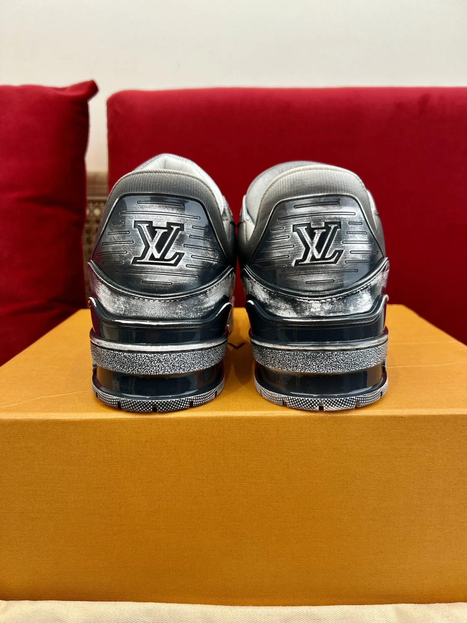 Louis Vuitton Trainer Gradient Sneaker Silver – Replica Shoes & Louis Vuitton Fake Collection Effortless 343