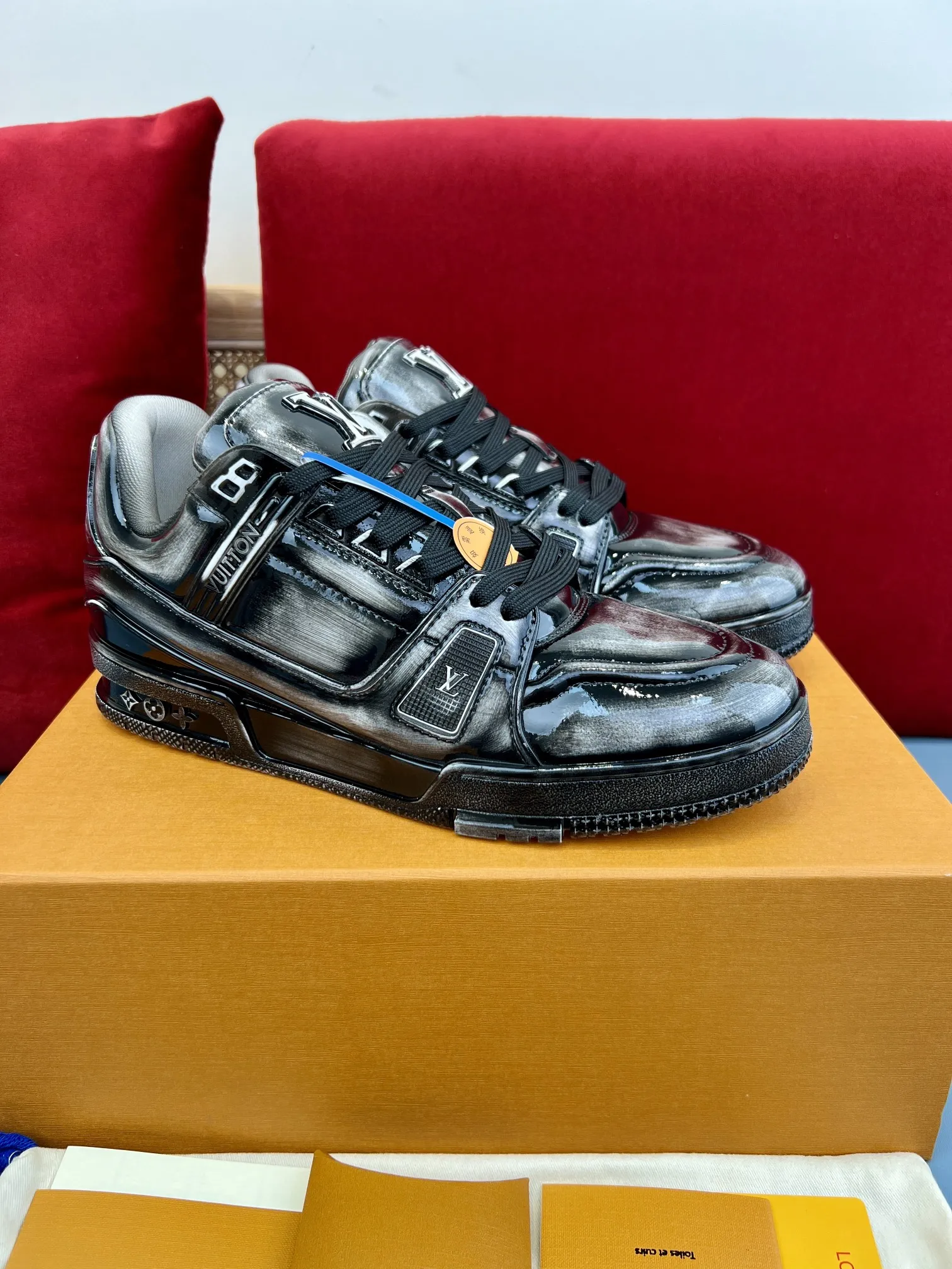 Louis Vuitton Trainer Gradient Sneakers Black – Replica Shoes & Louis Vuitton Fake RelaxedFit 329