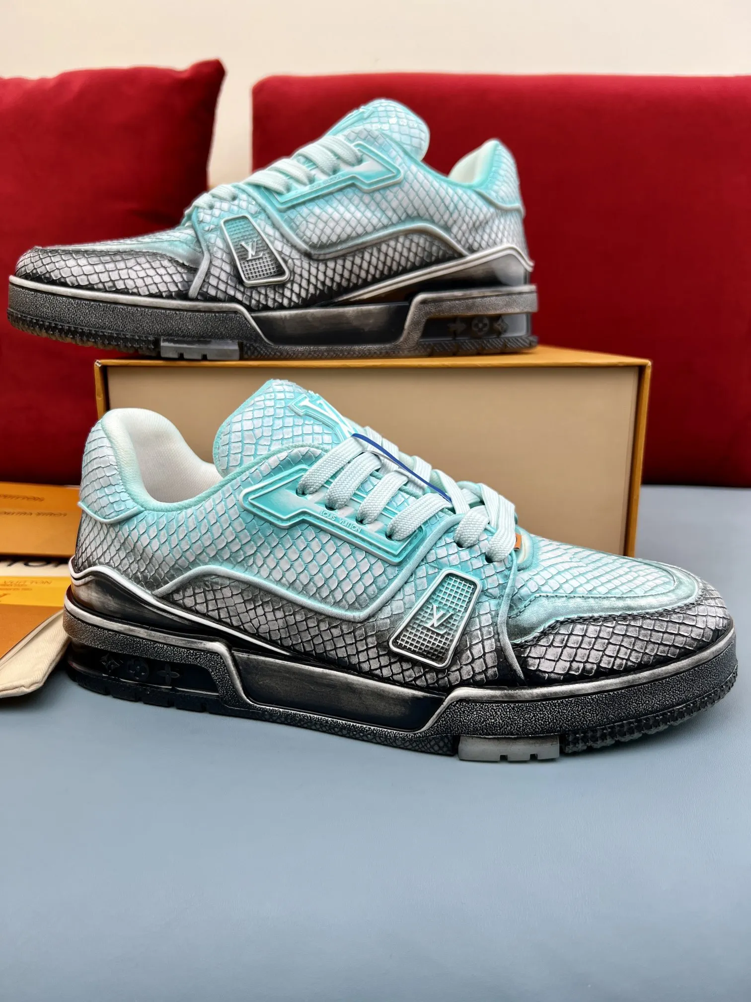 Louis Vuitton Trainer L2024 Blue Chameleon –  Replica Shoes & Louis Vuitton Fake Packable 320