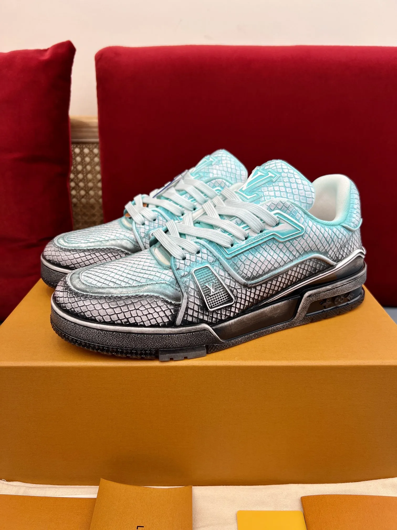 Louis Vuitton Trainer L2024 Blue Chameleon –  Replica Shoes & Louis Vuitton Fake Packable 320